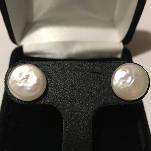 Coin pearl stud pierced earring. - Picture 4 of 7